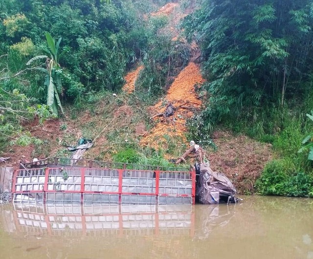 tin tuc tai nan giao thong moi nhat ngay 21 10 2023 hai xe may tong nhau nam shipper nga ra duong bi xe tai tong tu vong 3