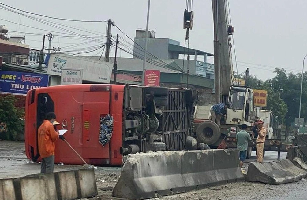 tin tuc tai nan giao thong moi nhat ngay 30 10 2023 tranh xe di nguoc chieu xe khach lat nhao tren quoc lo 6 2 tin tuc tai nan giao thong moi nhat ngay 30 10 2023 tranh xe di nguoc chieu xe khach lat nhao tren quoc lo 6 2