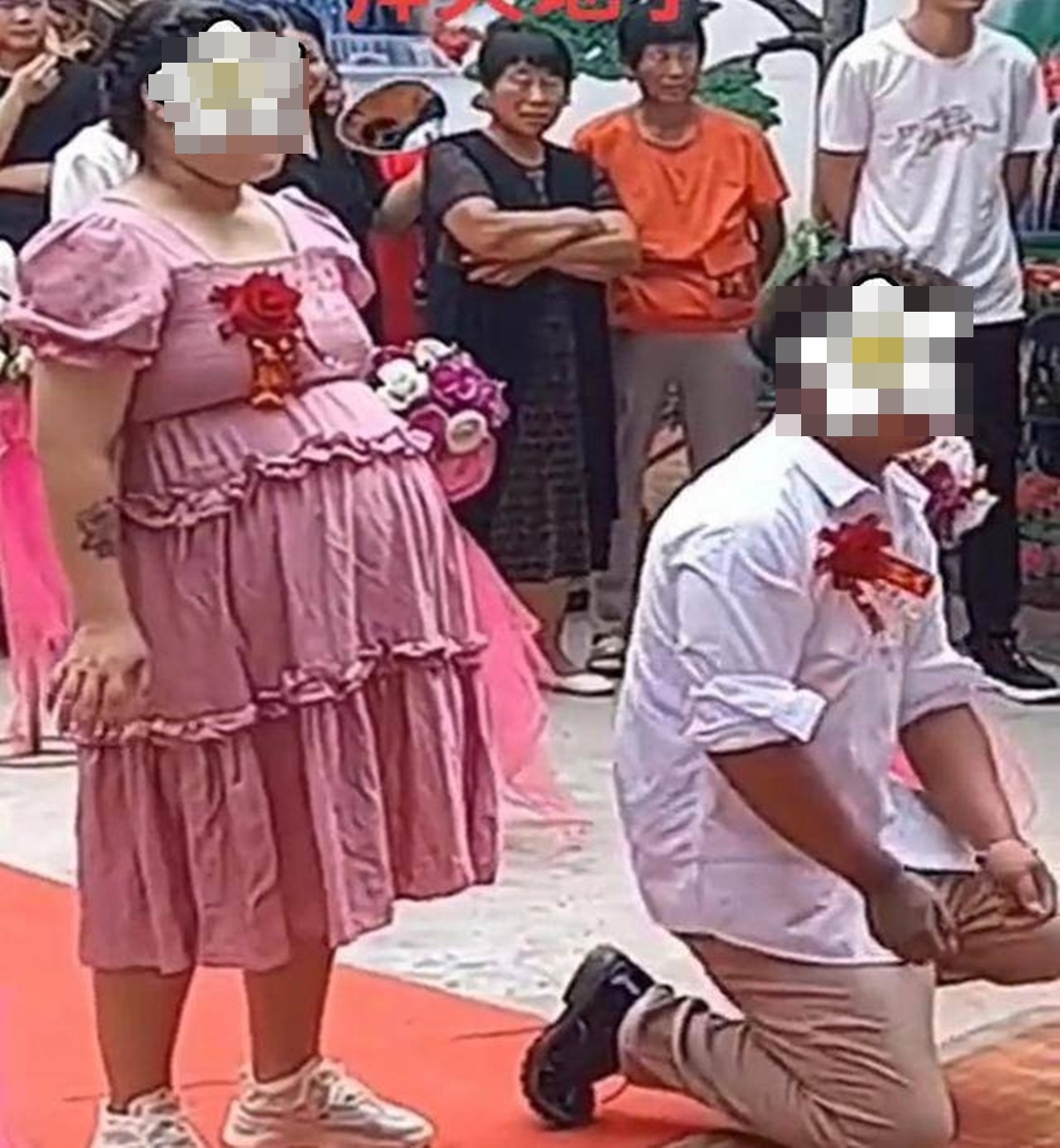 con gai vac bung bau vuot mat di lay chong bo me khong den du biet duoc ly do phia sau khien ai cung phan no 1