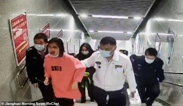 vua di vua cam mat vao dien thoai co gai nhan cai ket dau don vua di vua cam mat vao dien thoai co gai nhan cai ket dau don