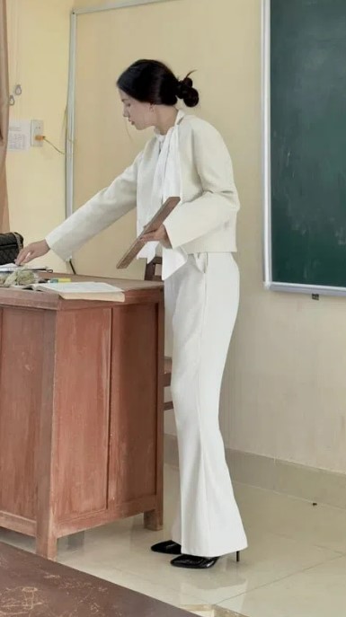 danh tinh co giao tieu hoc gay sot mang xa hoi voi guong mat xinh xan di day mac khong trung bo nao 8jpg danh tinh co giao tieu hoc gay sot mang xa hoi voi guong mat xinh xan di day mac khong trung bo nao 8jpg