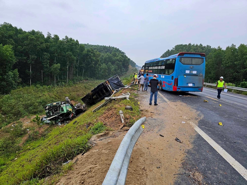 tin tuc tai nan giao thong moi nhat ngay 3 11 2023 lat xe dau keo vang banh tren cao toc noi bai lao cai 1