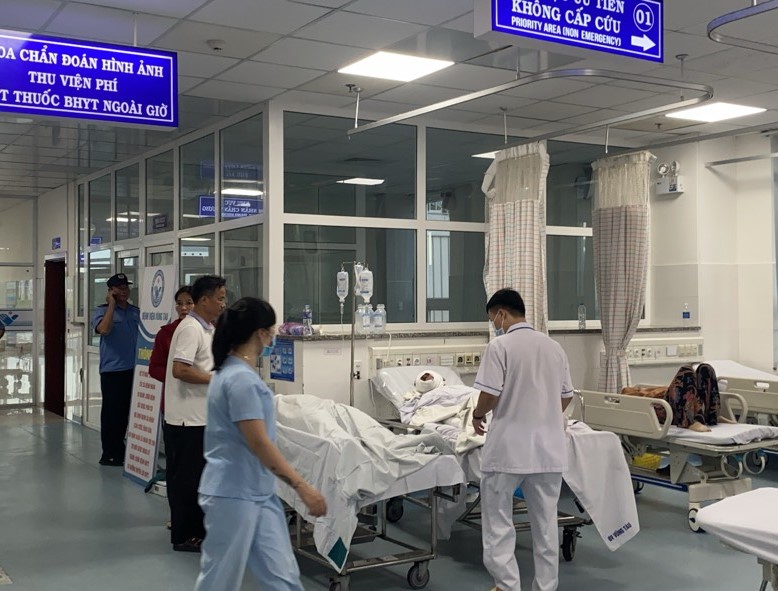 day cau vuong vao duong day dien trung the 3 nguoi bi dien giat nguy kich 1