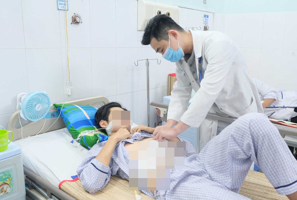 thuong xuyen thuc khuya an uong khong dieu do mot thieu nien nhap vien vi non ra mau 1