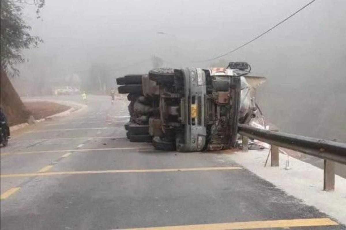 tin tuc tai nan giao thong moi nhat ngay 13 11 2023 xe dau keo mat lai tu lat tren quoc lo tai xe tu vong tai cho 1