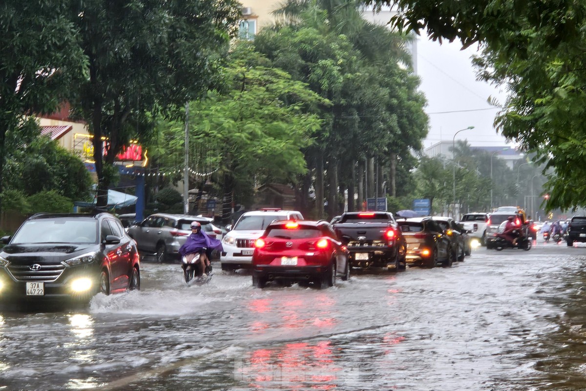 mua lon nhieu tuyen duong tai tp vinh bien thanh song xe co boi ngay giua pho 4 mua lon nhieu tuyen duong tai tp vinh bien thanh song xe co boi ngay giua pho 4