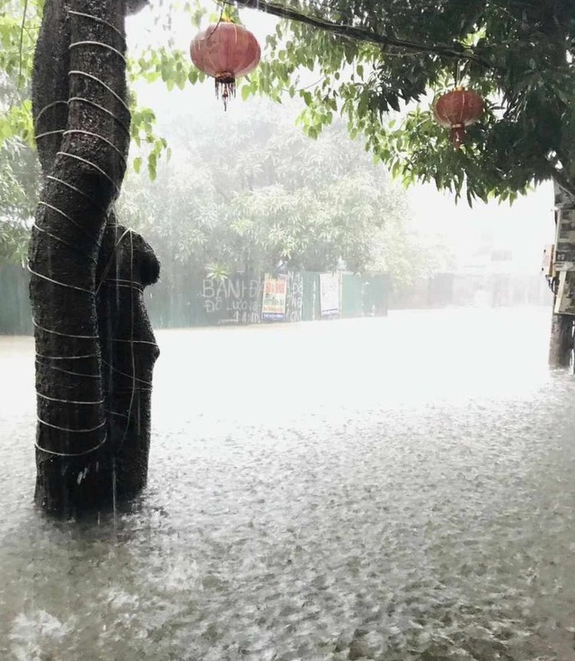 mua lon nhieu tuyen duong tai tp vinh bien thanh song xe co boi ngay giua pho 9jpg mua lon nhieu tuyen duong tai tp vinh bien thanh song xe co boi ngay giua pho 9jpg