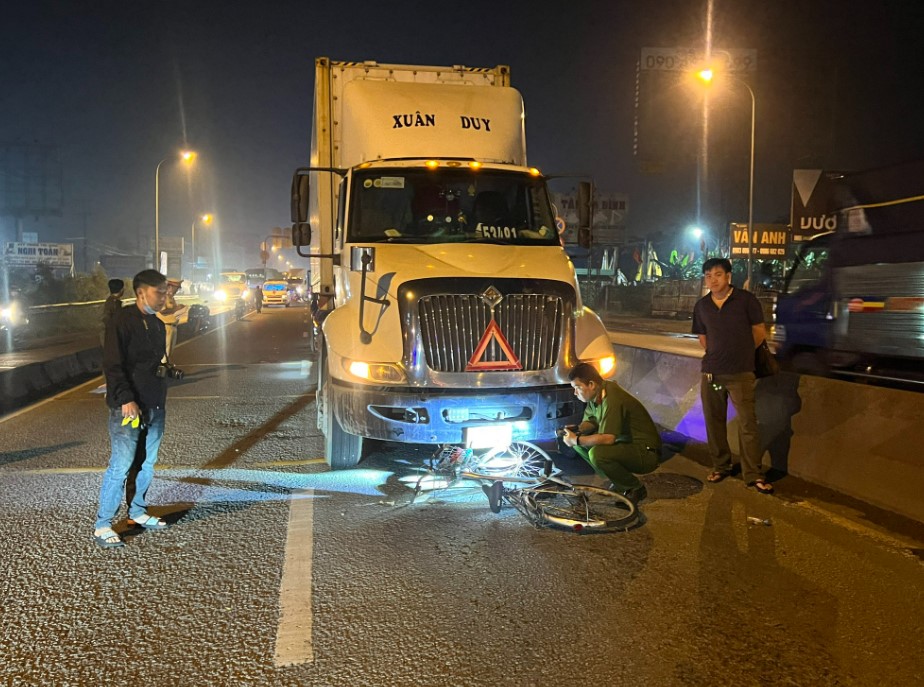 tin tuc tai nan giao thong moi nhat ngay 14 11 2023 di xe dap trong lan o to cu ong bi xe container tong tu vong 3 tin tuc tai nan giao thong moi nhat ngay 14 11 2023 di xe dap trong lan o to cu ong bi xe container tong tu vong 3