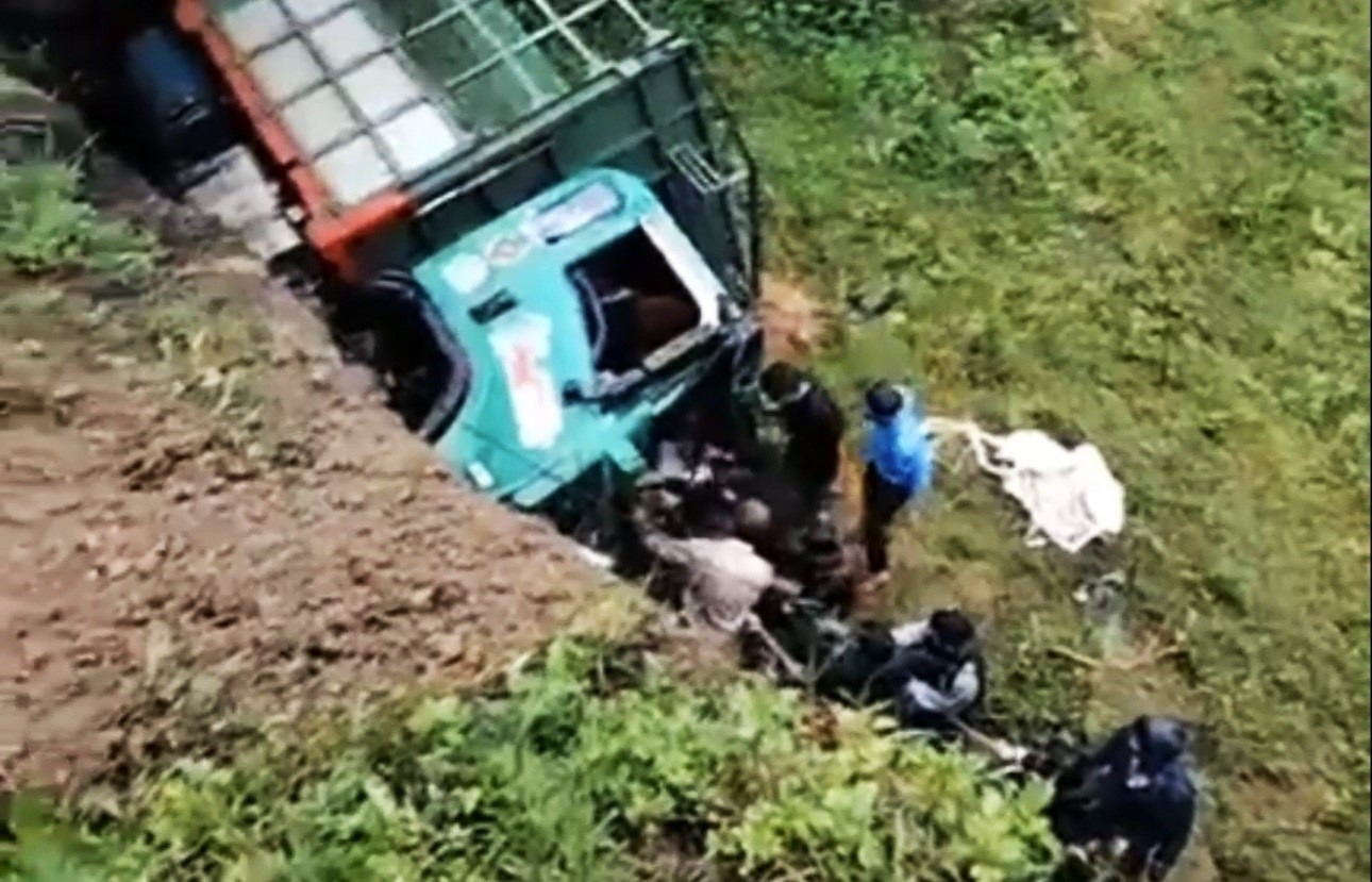 tin tuc tai nan giao thong moi nhat ngay 15 11 2023 xe tai lao xuong vuc nguoi dan nhanh tay cuu tai xe khoi hien truong 1 tin tuc tai nan giao thong moi nhat ngay 15 11 2023 xe tai lao xuong vuc nguoi dan nhanh tay cuu tai xe khoi hien truong 1