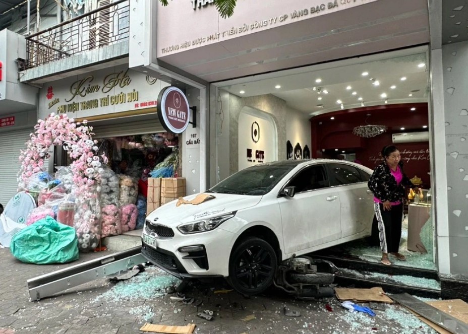 tin tuc tai nan giao thong moi nhat ngay 16 11 2023 nu tai xe lui xe huc gay chan bao ve cua hang trang suc o hai phong 5
