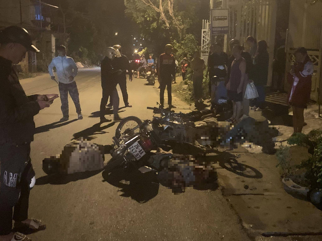 tin tuc tai nan giao thong moi nhat ngay 18 11 2023 hai xe may dam truc dien nhieu nguoi nguy kich 2