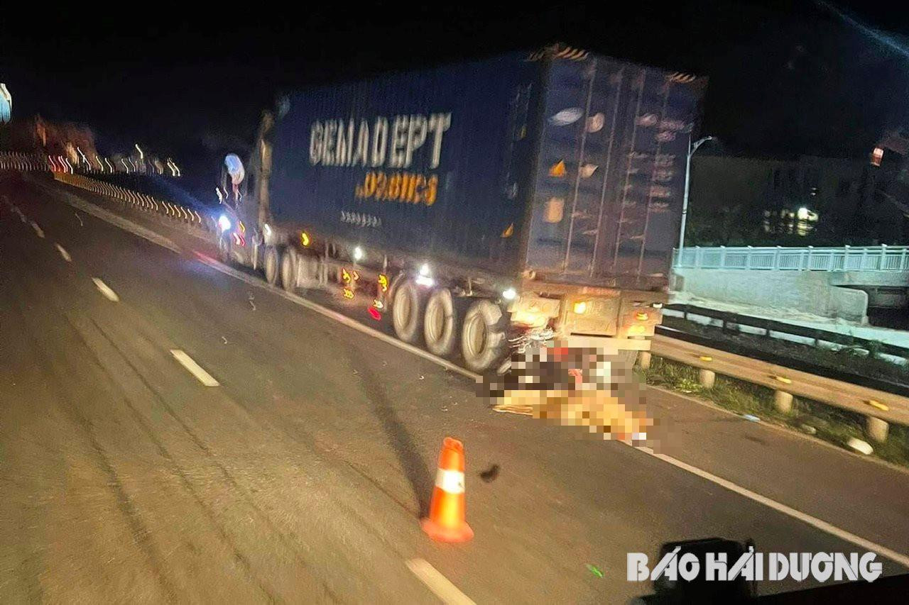 tin tuc tai nan giao thong moi nhat ngay 18 11 2023 hai xe may dam truc dien nhieu nguoi nguy kich 4