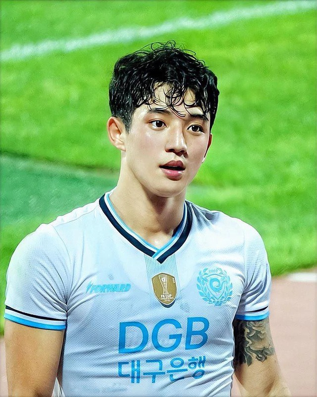 nam than san co nguoi han so huu ve ngoai nhu idol tung khien fan viet day song vi qua dien trai 2 nam than san co nguoi han so huu ve ngoai nhu idol tung khien fan viet day song vi qua dien trai 2