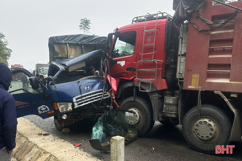 tin tuc tai nan giao thong moi nhat ngay 24 11 2023 xe dau keo va cham xe tai tren quoc lo 5 mot nguoi nguy kich 2