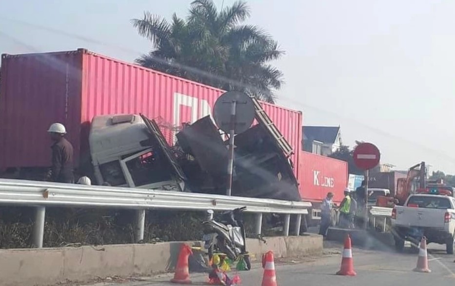 tin tuc tai nan giao thong moi nhat ngay 24 11 2023 xe dau keo va cham xe tai tren quoc lo 5 mot nguoi nguy kich 3