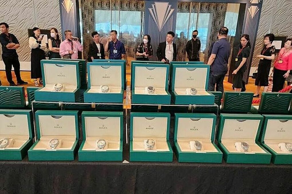 choang vang voi nhung cong ty chau a thuong khung cho nhan vien tang suong suong dong ho rolex nui tien mat cao 2m 3 choang vang voi nhung cong ty chau a thuong khung cho nhan vien tang suong suong dong ho rolex nui tien mat cao 2m 3