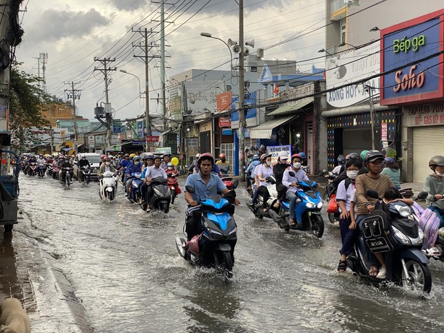 trieu cuong dang cao nguoi dan tp hcm vat va vuot nuoc ngap ket xe ve nha1