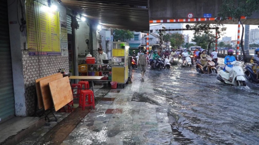 trieu cuong dang cao nguoi dan tp hcm vat va vuot nuoc ngap ket xe ve nha10