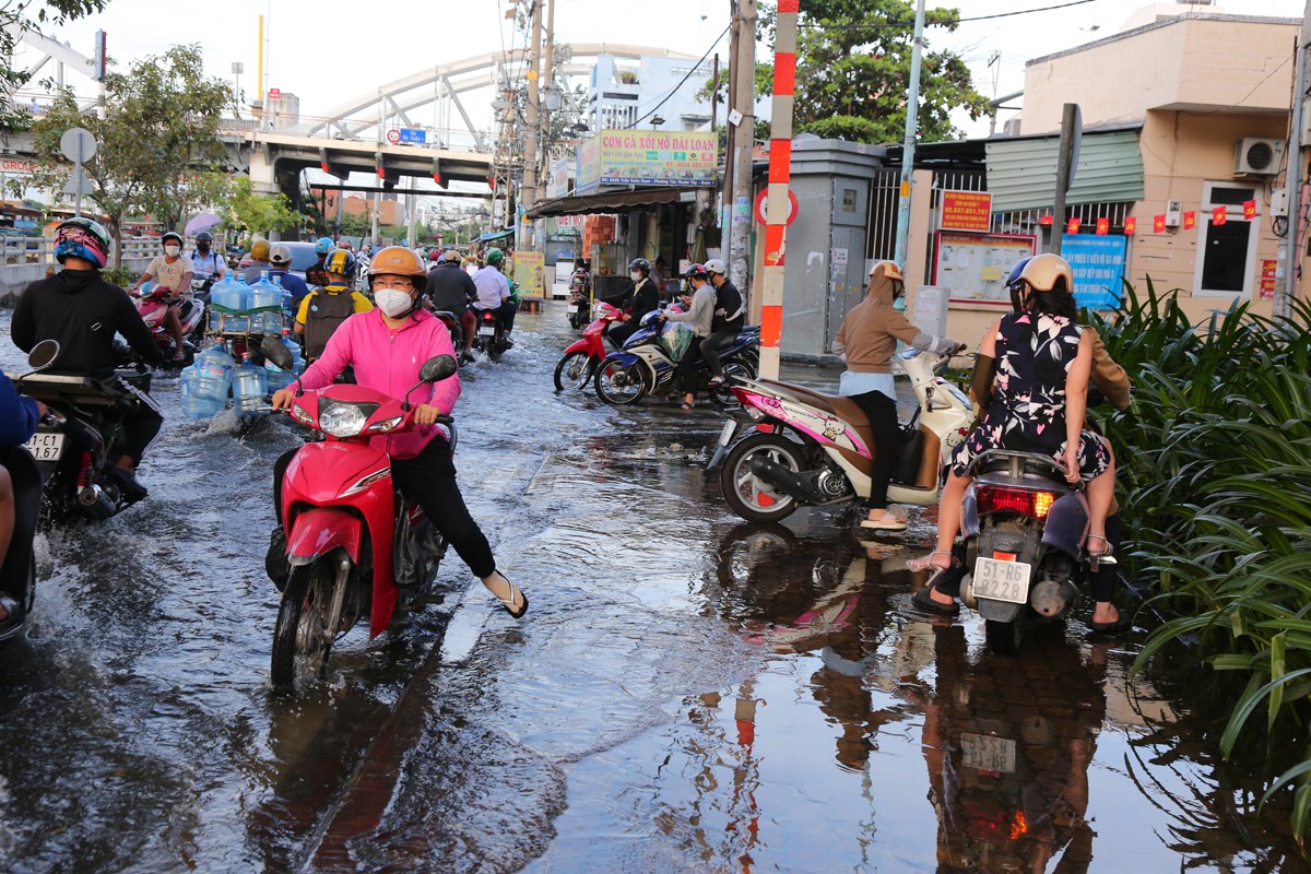 trieu cuong dang cao nguoi dan tp hcm vat va vuot nuoc ngap ket xe ve nha11