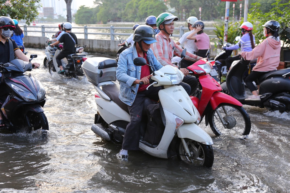 trieu cuong dang cao nguoi dan tp hcm vat va vuot nuoc ngap ket xe ve nha2