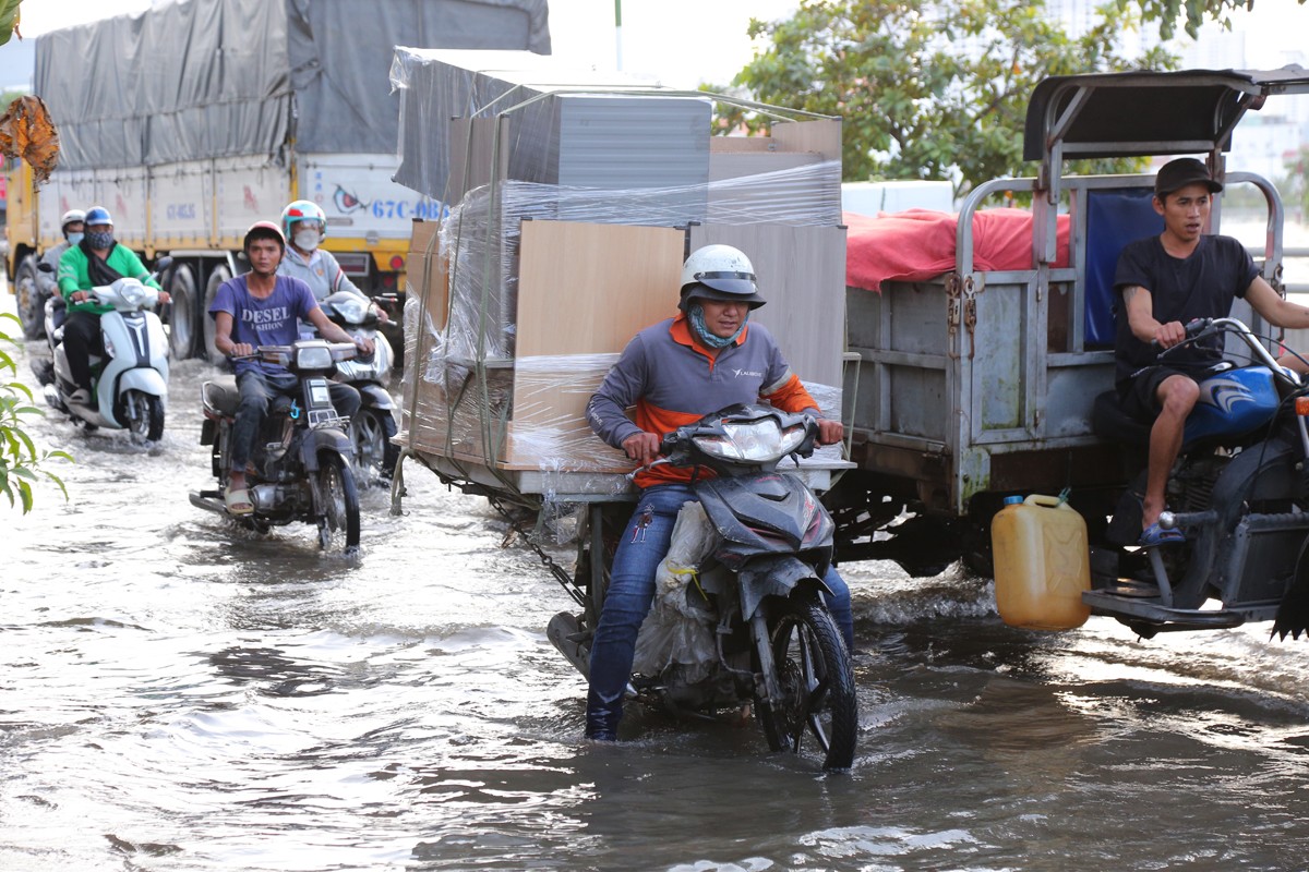 trieu cuong dang cao nguoi dan tp hcm vat va vuot nuoc ngap ket xe ve nha5