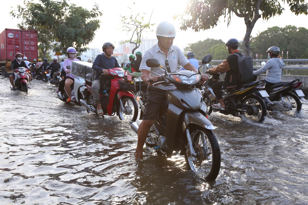 trieu cuong dang cao nguoi dan tp hcm vat va vuot nuoc ngap ket xe ve nha6
