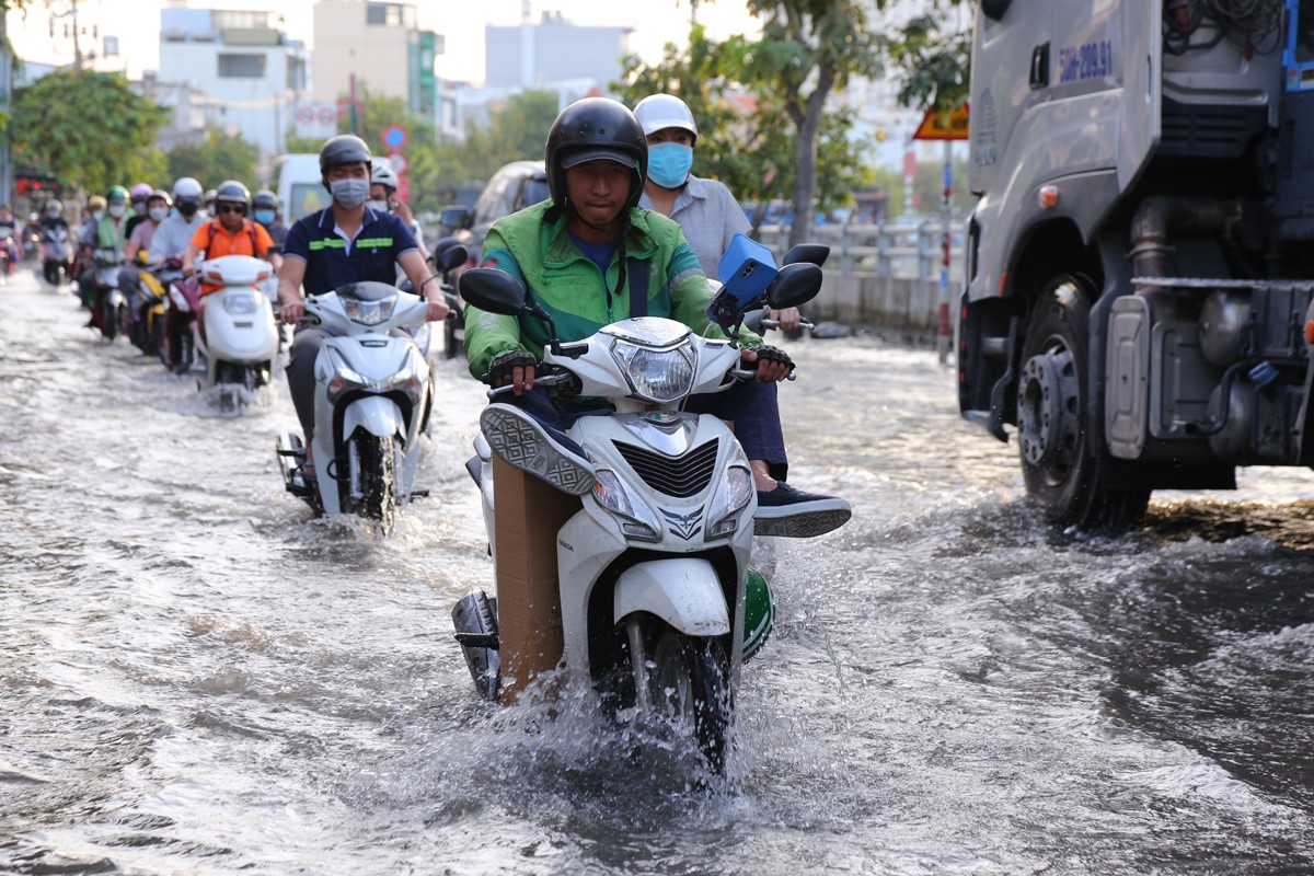 trieu cuong dang cao nguoi dan tp hcm vat va vuot nuoc ngap ket xe ve nha7