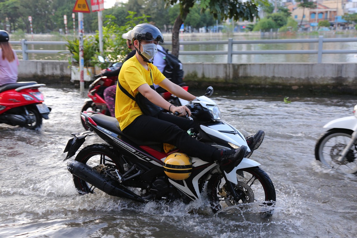 trieu cuong dang cao nguoi dan tp hcm vat va vuot nuoc ngap ket xe ve nha9