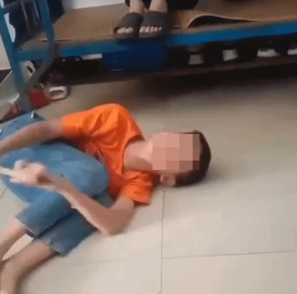 nam sinh bi ban hoc dung gay danh dap da man trong ky tuc xa thai do cua nhung nguoi xung quanh khien dan mang phan no 21 nam sinh bi ban hoc dung gay danh dap da man trong ky tuc xa thai do cua nhung nguoi xung quanh khien dan mang phan no 21