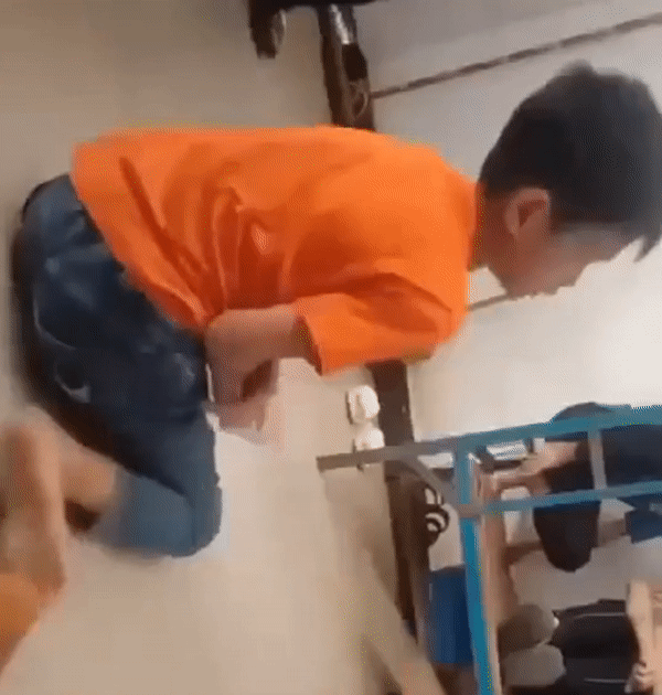 nam sinh bi ban hoc dung gay danh dap da man trong ky tuc xa thai do cua nhung nguoi xung quanh khien dan mang phan no 3 nam sinh bi ban hoc dung gay danh dap da man trong ky tuc xa thai do cua nhung nguoi xung quanh khien dan mang phan no 3