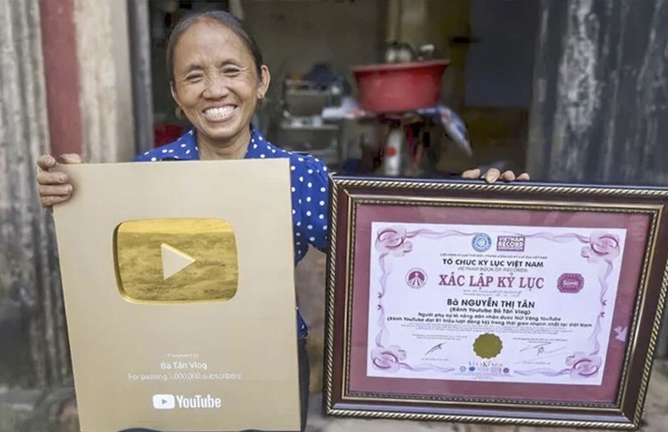 tung khuynh dao coi mang kiem bac ty moi thang cuoc song cua ba tan vlog hien ra sao 1