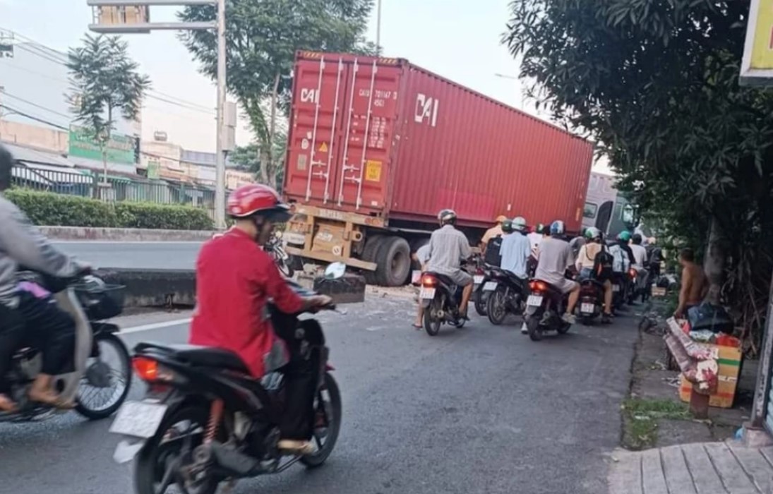 tin tuc tai nan giao thong moi nhat ngay 8 12 2023 xe container tong dai phan cach lao qua lan xe may tren quoc lo 22 tin tuc tai nan giao thong moi nhat ngay 8 12 2023 xe container tong dai phan cach lao qua lan xe may tren quoc lo 22