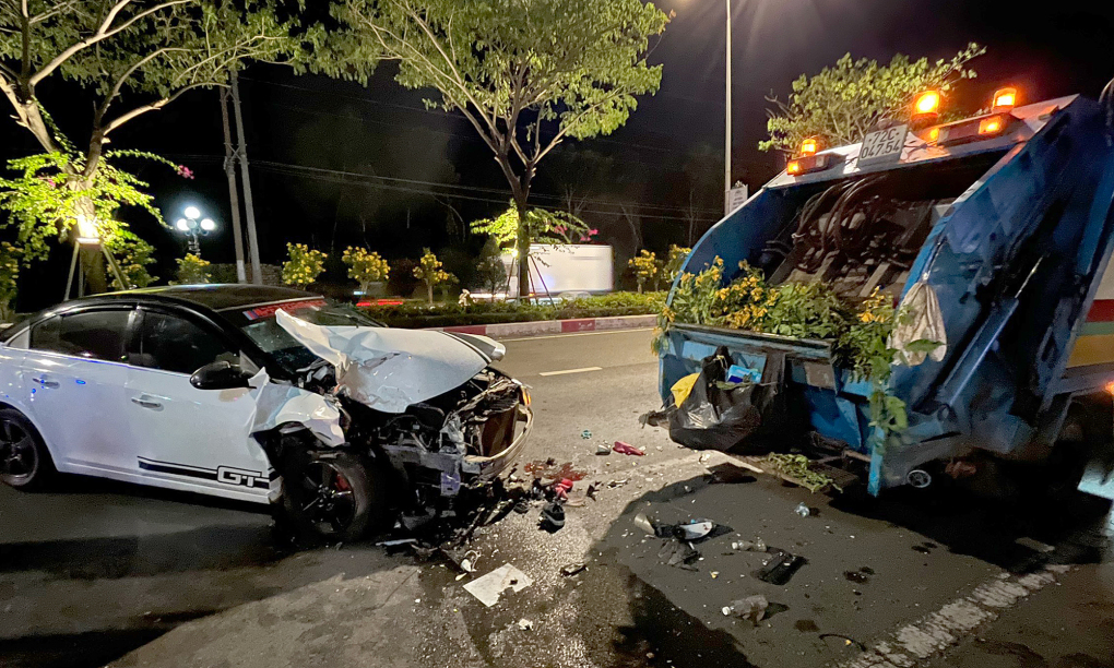 o to dam vao duoi xe gom rac nu cong nhan thu gom rac tu vong thuong tam2jpg o to dam vao duoi xe gom rac nu cong nhan thu gom rac tu vong thuong tam2jpg