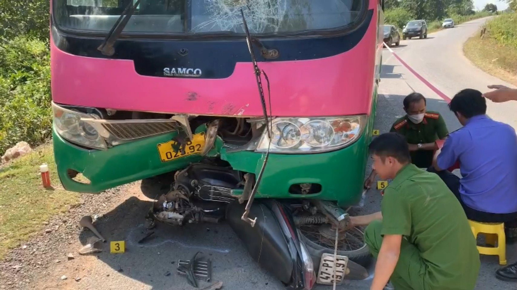 tin tuc tai nan giao thong moi nhat ngay 11 12 2023 xe may tong truc dien vao xe buyt hai nguoi tu vong 1