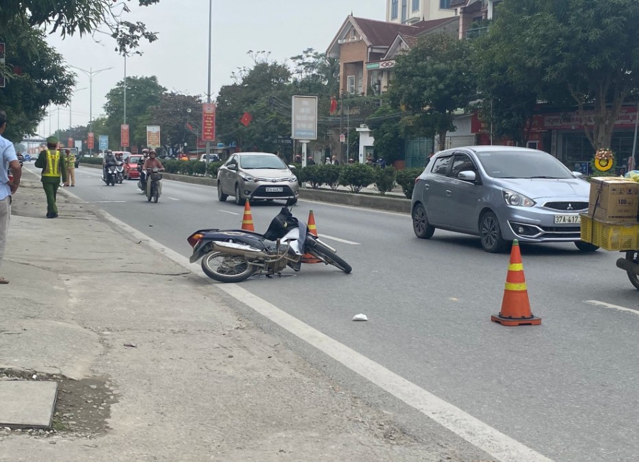 kiem tra nong do con thieu ta csgt o nghe an bi thanh nien lao xe may vao nguoi kiem tra nong do con thieu ta csgt o nghe an bi thanh nien lao xe may vao nguoi