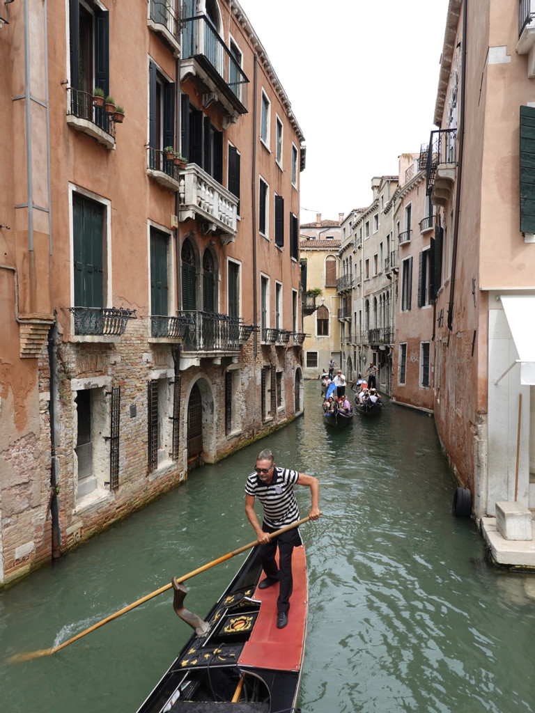 phot lo canh bao ngung chup anh selfie tren kenh dao venice nhom du khach nhan cai ket dang 1