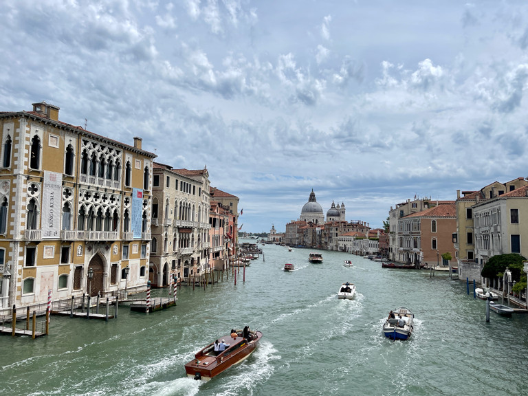 phot lo canh bao ngung chup anh selfie tren kenh dao venice nhom du khach nhan cai ket dang 2