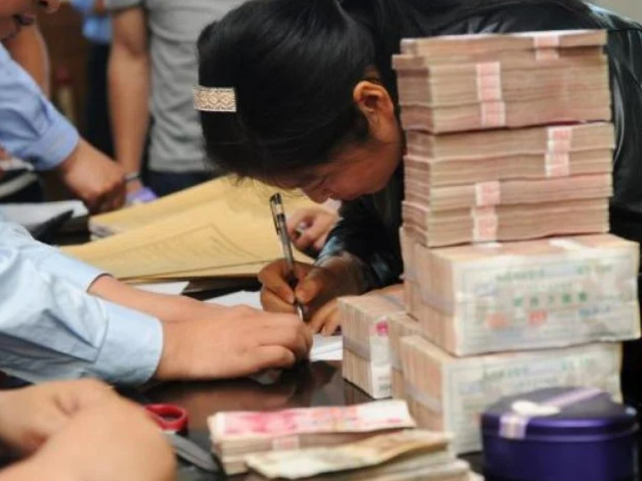mot cong ty gay tranh cai khi cat tien thuong tet yeu cau nhan vien muon nhan tien phai lam viec nay 2 mot cong ty gay tranh cai khi cat tien thuong tet yeu cau nhan vien muon nhan tien phai lam viec nay 2