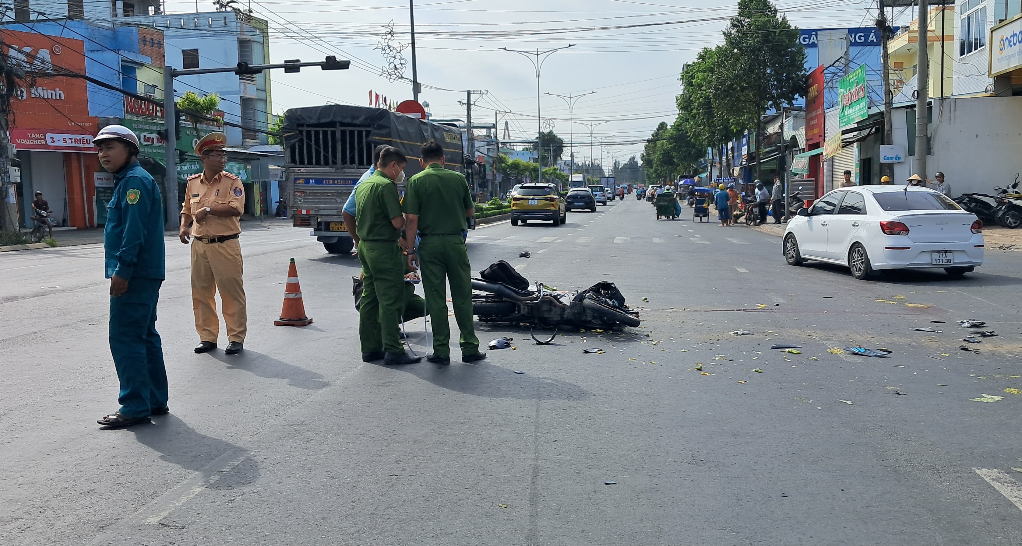 tin tuc tai nan giao thong moi nhat ngay 23 12 2023 mot nguoi tu vong bi ket duoi banh xe container sau vu tai nan 1