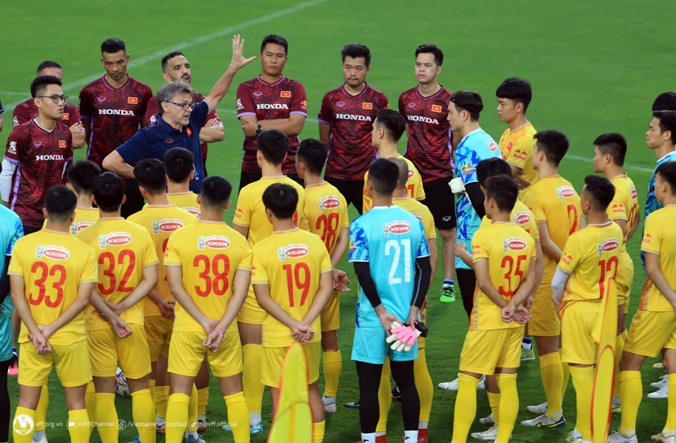 hlv troussier cong bo danh sach tuyen viet nam nguyen filip duoc goi van quyet vang mat 1