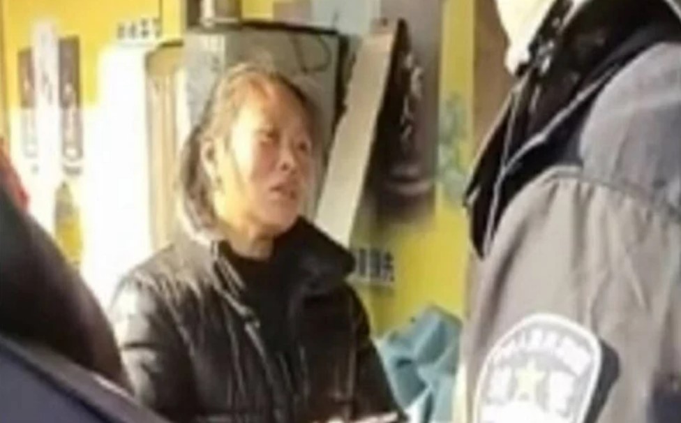 nhat duoc dien thoai nhung khong chiu tra nguoi phu nu co hanh dong khien canh sat tuc dien nhat duoc dien thoai nhung khong chiu tra nguoi phu nu co hanh dong khien canh sat tuc dien