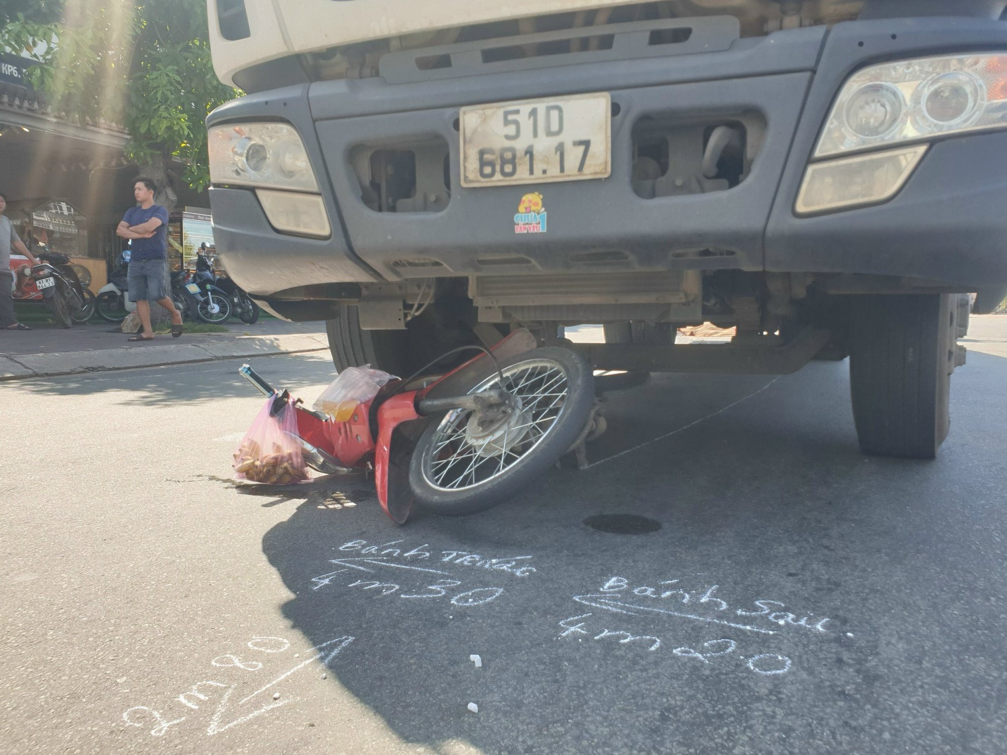 tin tuc tai nan giao thong moi nhat ngay 26 12 2023 xe tai va cham xe may mot phu nu tu vong thuong tam 2