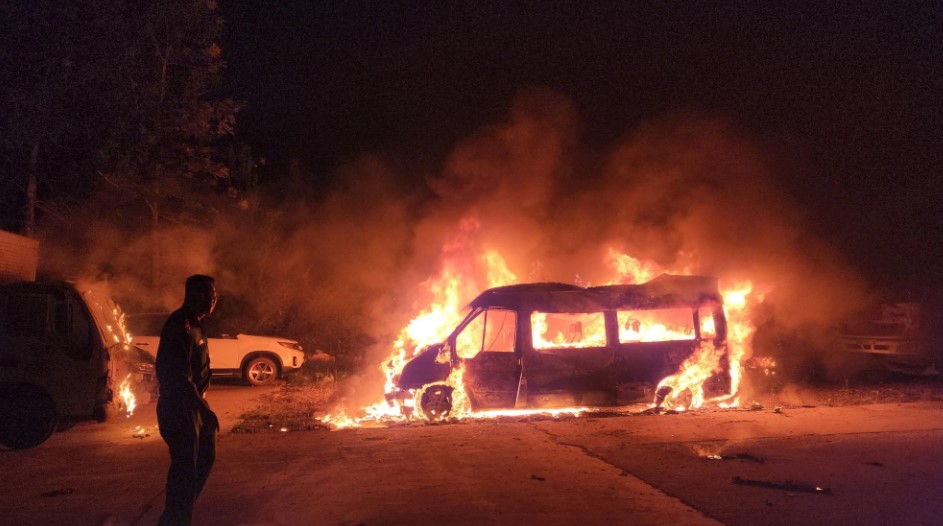 da lat xe limousine bat ngo boc chay trong bai giu xe