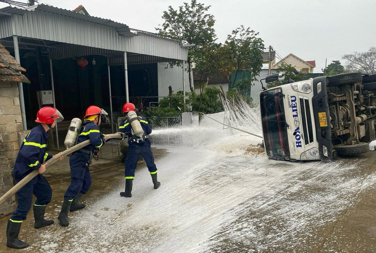 nghe an lat xe bon cho 9 000 lit xang nhieu ho dan phai so tan 1 nghe an lat xe bon cho 9 000 lit xang nhieu ho dan phai so tan 1