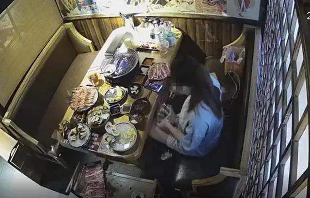nguoi phu nu 5 lan gio tro tai mot nha hang buffet khien nha hang phai lat tuc bao canh sat