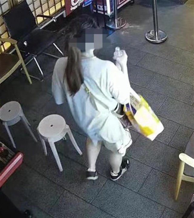 nguoi phu nu 5 lan gio tro tai mot nha hang buffet khien nha hang phai lat tuc bao canh sat1jpeg