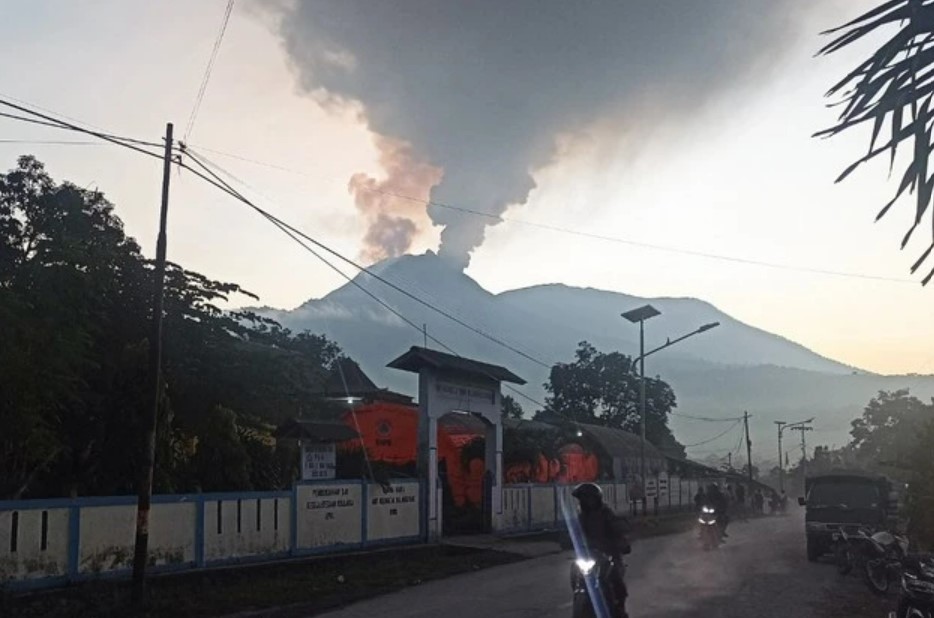 nui lua tai indonesia phun trao khien hang ngan nguoi so tan san bay dong cua 2 nui lua tai indonesia phun trao khien hang ngan nguoi so tan san bay dong cua 2