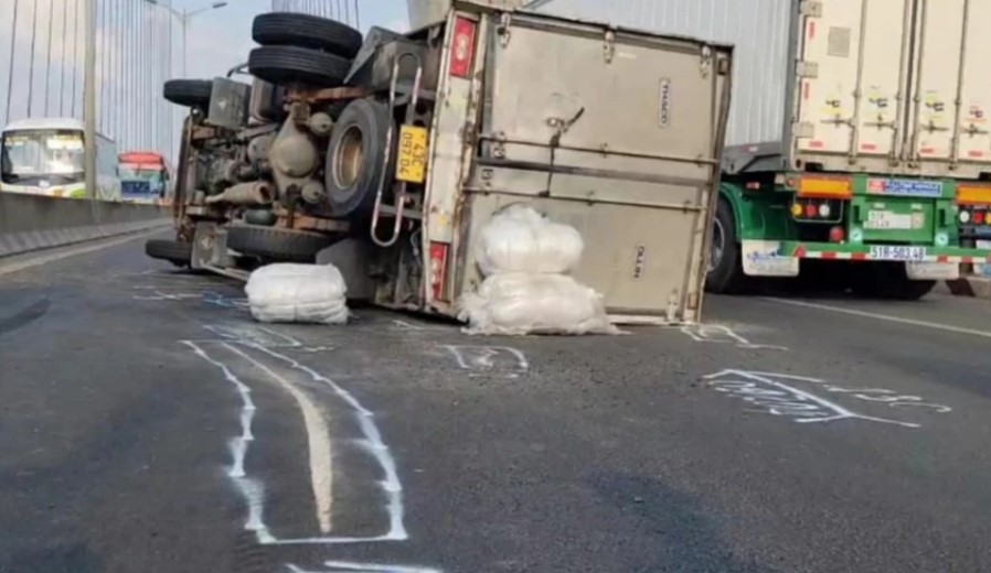 tin tuc tai nan giao thong moi nhat ngay 3 1 2024 o to tai lat ngang giua cau can tho khien un tac ca cay so 2 tin tuc tai nan giao thong moi nhat ngay 3 1 2024 o to tai lat ngang giua cau can tho khien un tac ca cay so 2