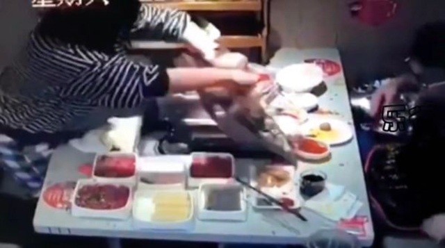 doi xem dien thoai ban trai khong duoc co gai co hanh dong khien nhieu nguoi kinh ngac 1