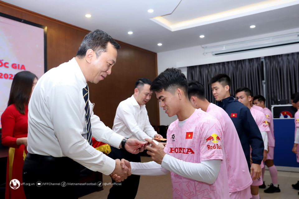 chu tich vff tran quoc tuan gap go dong vien doi tuyen viet nam truoc them asian cup 3